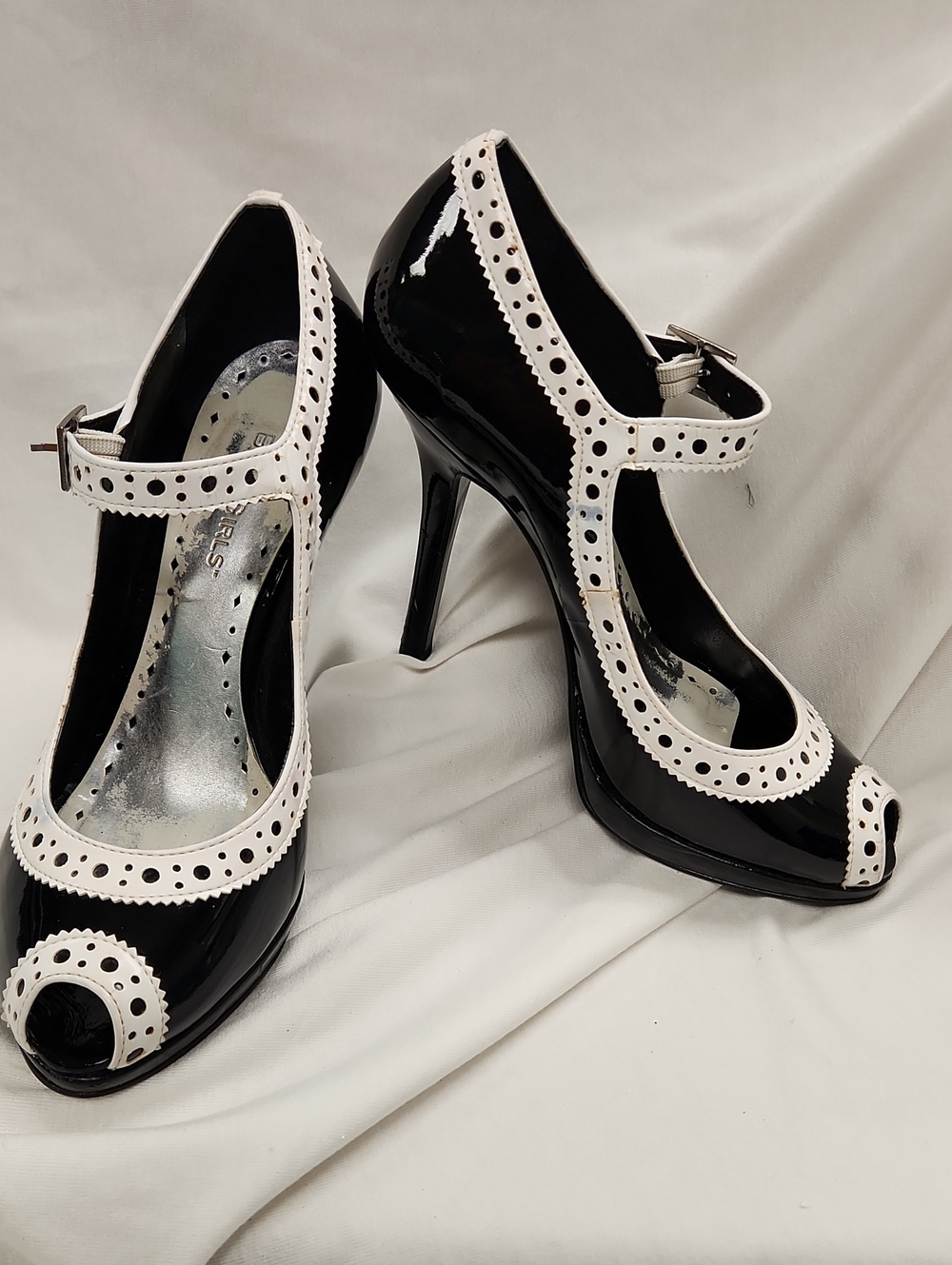 🍒 Black and White T-Strap Patent Peep-Toe Heels Sz 6.5